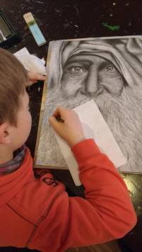 Kinder und Erwachsene zeichnen und malen gerne